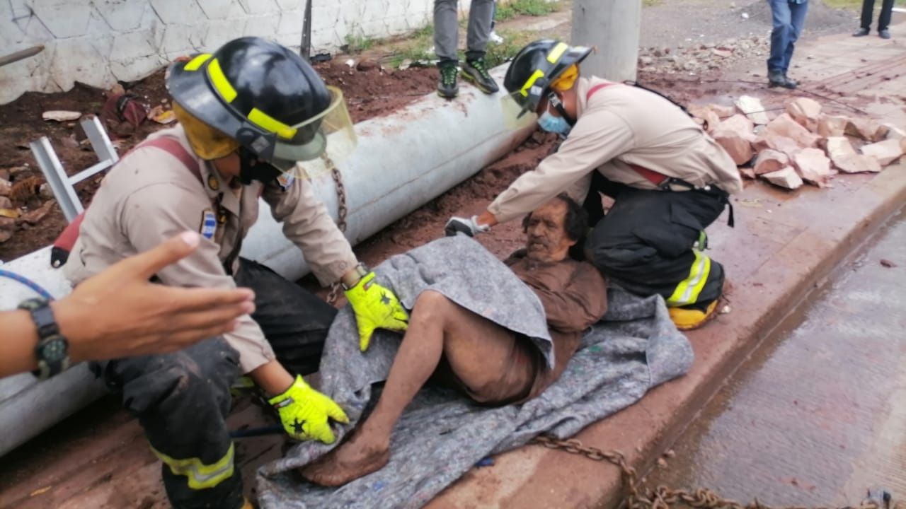 Bomberos rescatan a una persona que cayó en una alcantarilla en Tegucigalpa, Honduras