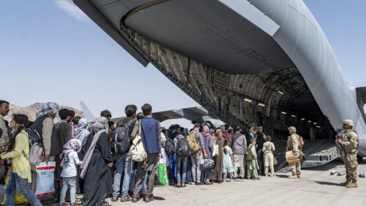Unos 16 mil evacuados del aeropuerto de Kabul en 24 horas, reporta el Pentágono