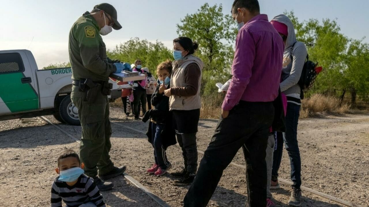 Estados Unidos extiende la expulsión de indocumentados en la frontera por la pandemia