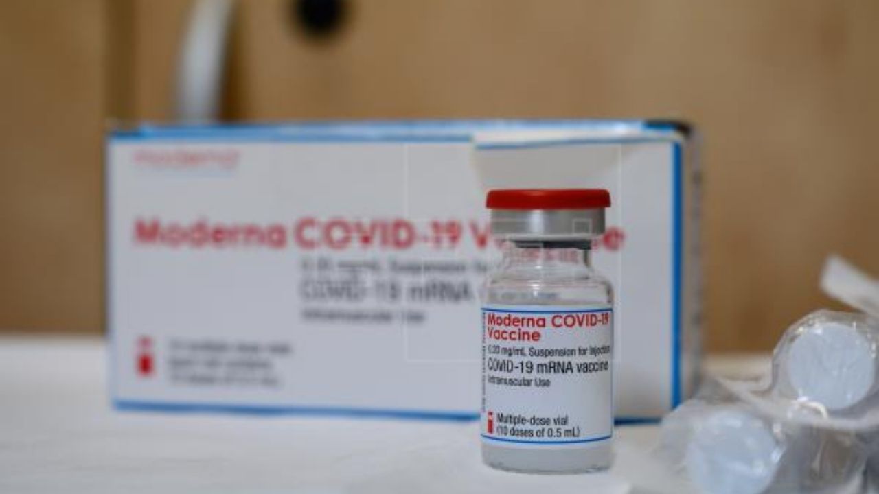 Moderna ve necesaria tercera dosis contra el covid antes de fin de año por la variante delta
