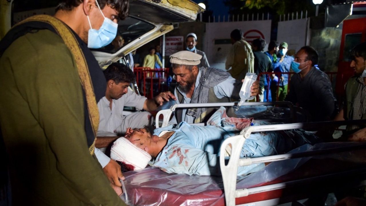 Más de 60 muertos tras el doble atentado en el aeropuerto de Kabul
