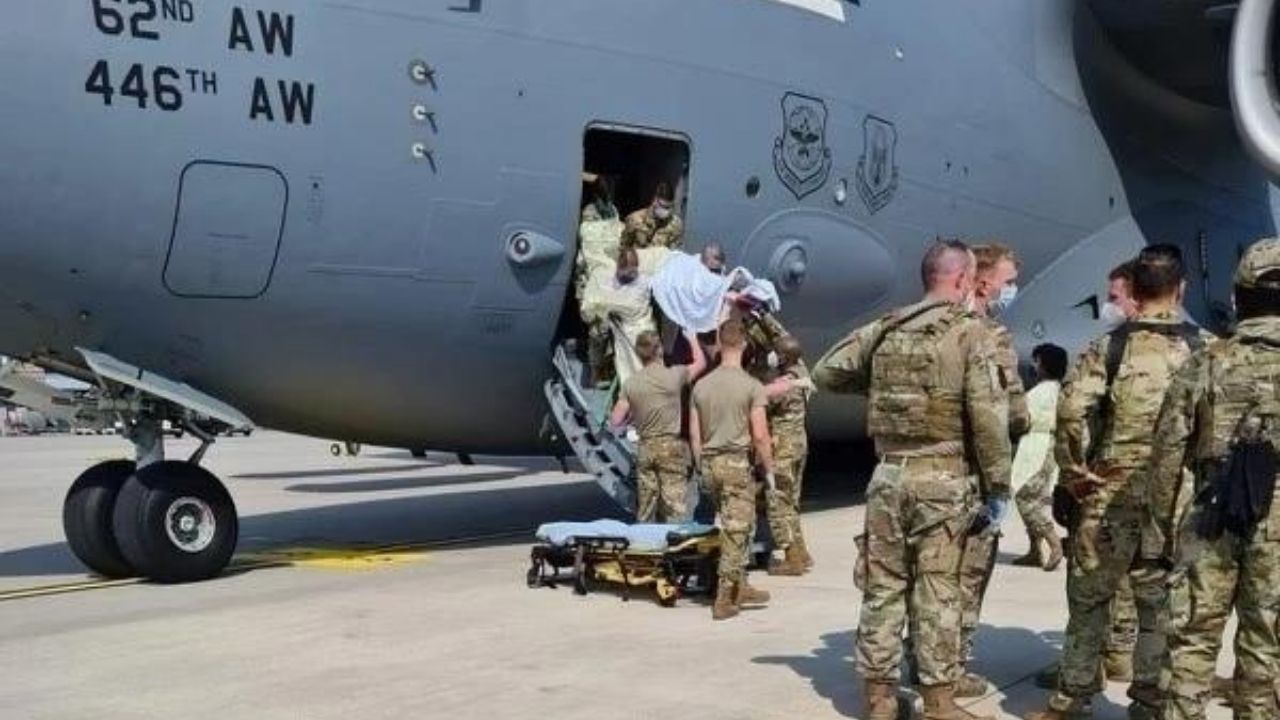 Mujer afgana da a luz a una niña en avión de la Fuerza Aérea estadounidense