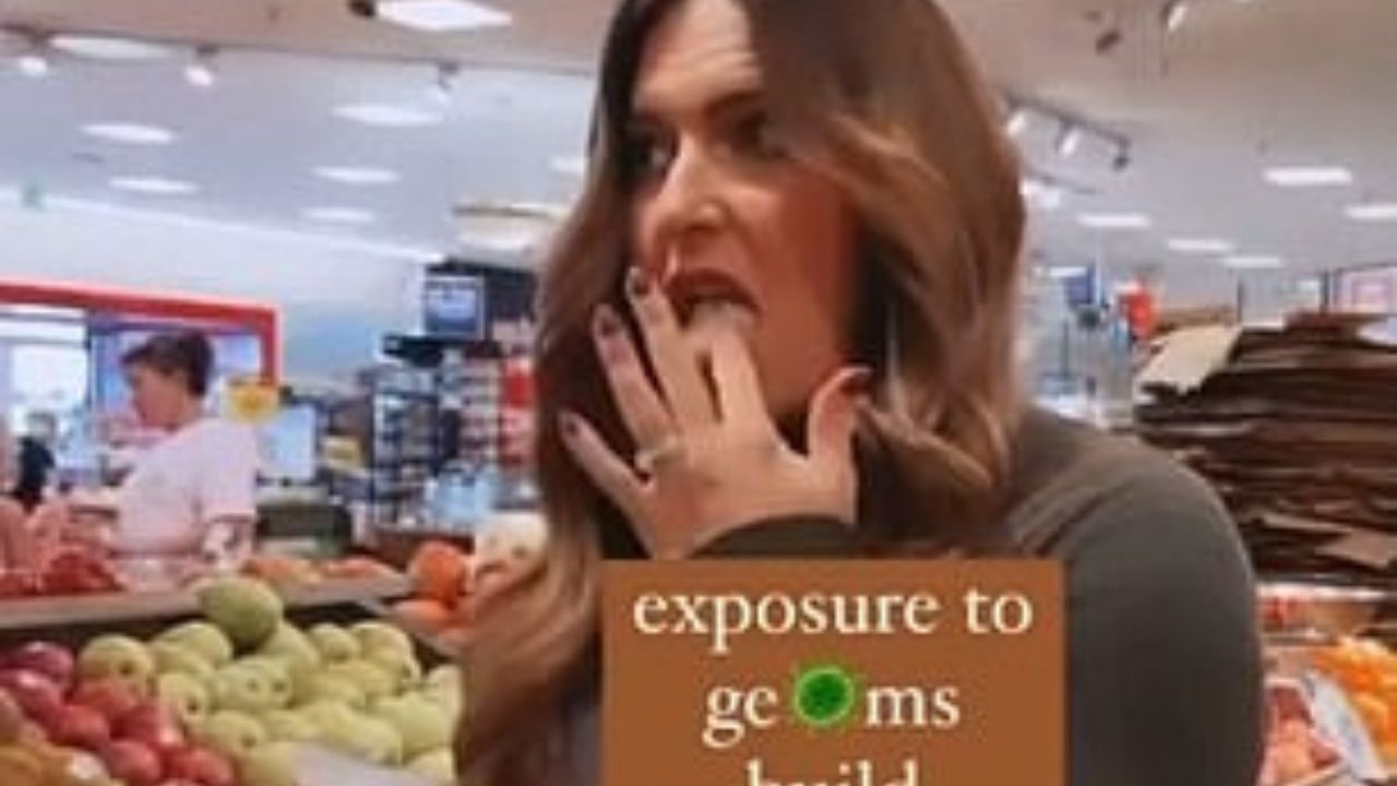 Mujer se graba en polémico vídeo lamiendo productos en supermercado para retar al covid