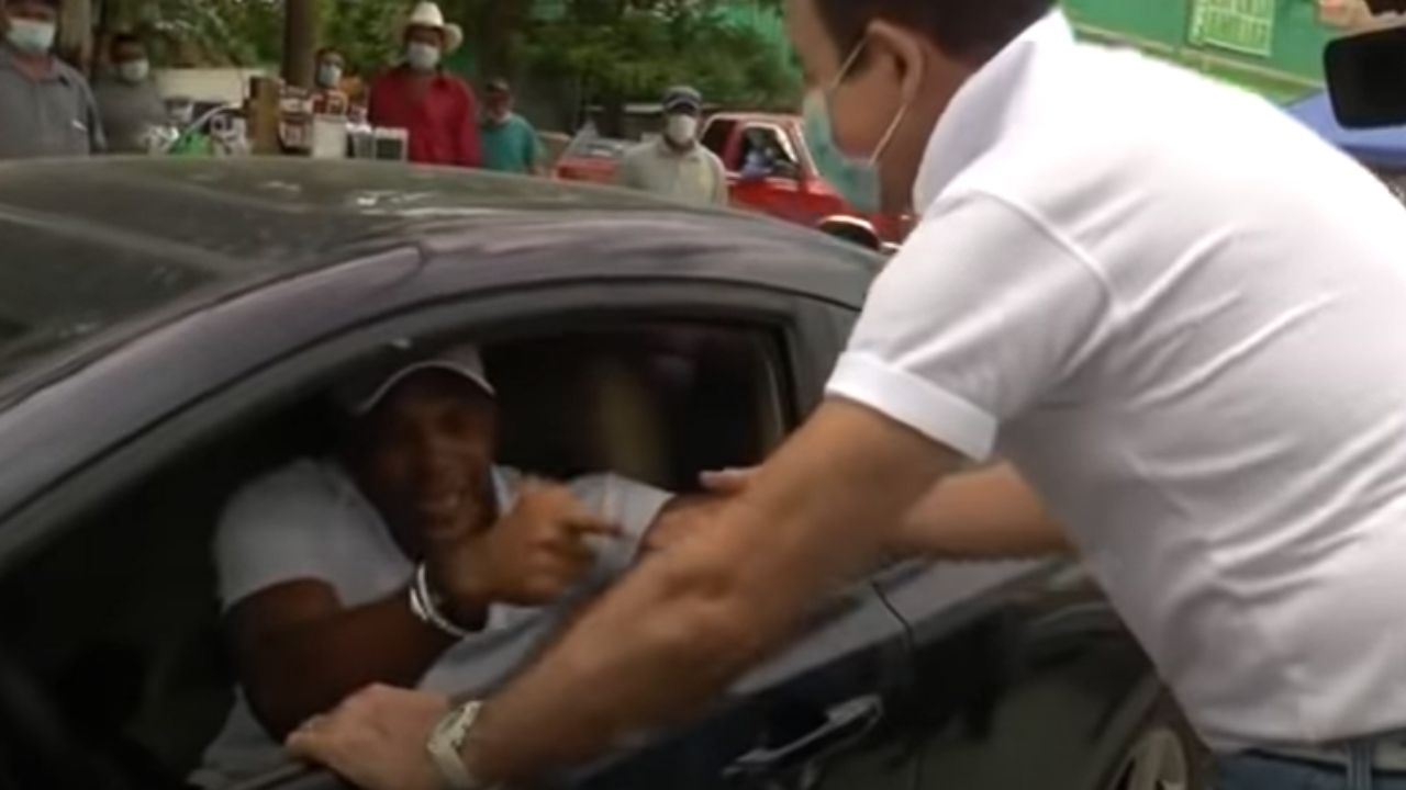 ¡Vídeo! Salvador Nasralla y exárbitro Mario Moncada protagonizan pelea en plena calle en Talanga