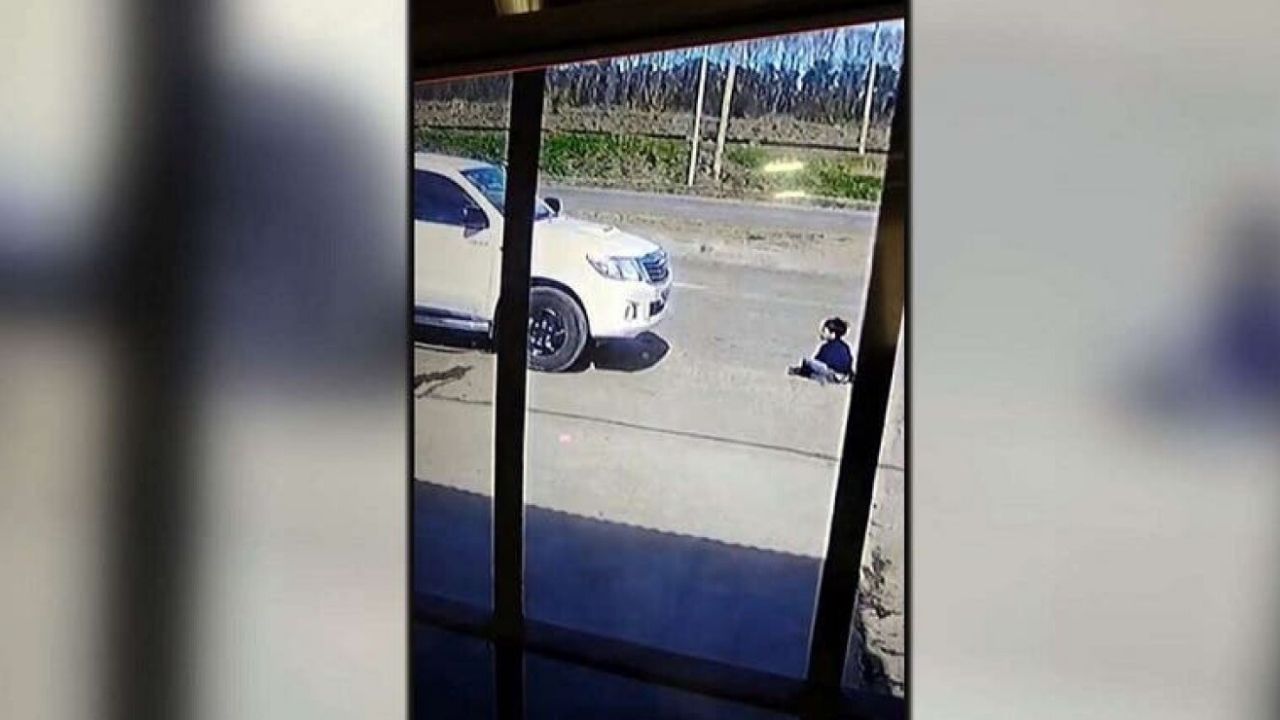 ¡Impactante video! Camioneta pasa por encima de niño, no creerás lo que ocurre