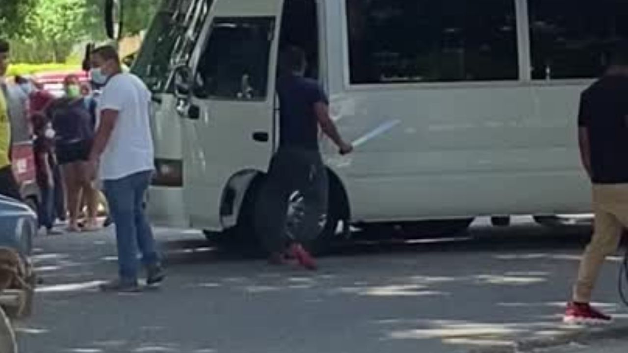 ¡Viral! Conductor hondureño agarró a machetazos a su compañero por supuesta pelea de ruta