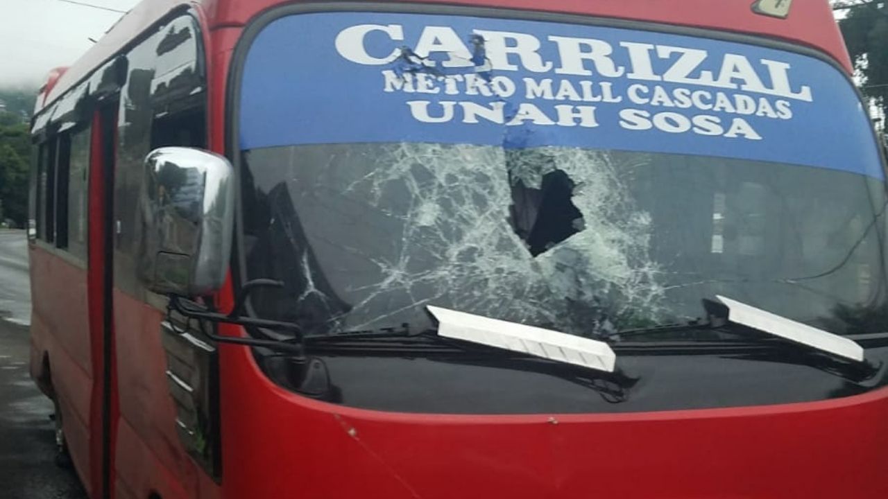 Policías tirotean bus rapidito en la capital hondureña porque conductor no hizo parada; ocupantes huyeron