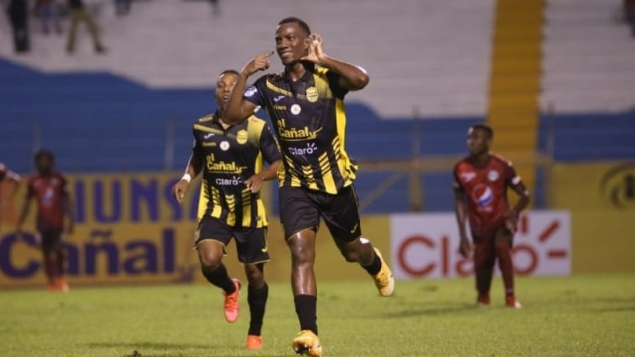 Real España vence a Motagua en un juego con claros errores arbitrales