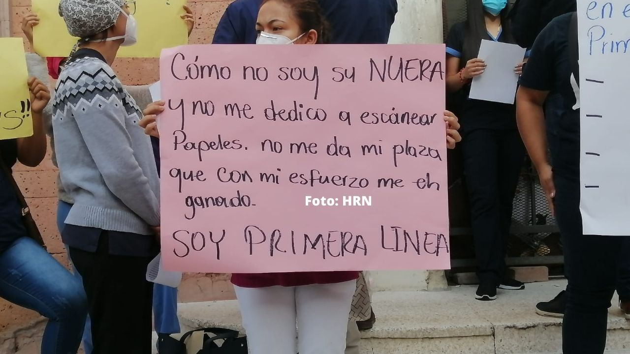 'Porque no soy su nuera no me da una plaza', empleada de Salud reprocha a ministra Alba Flores durante protesta