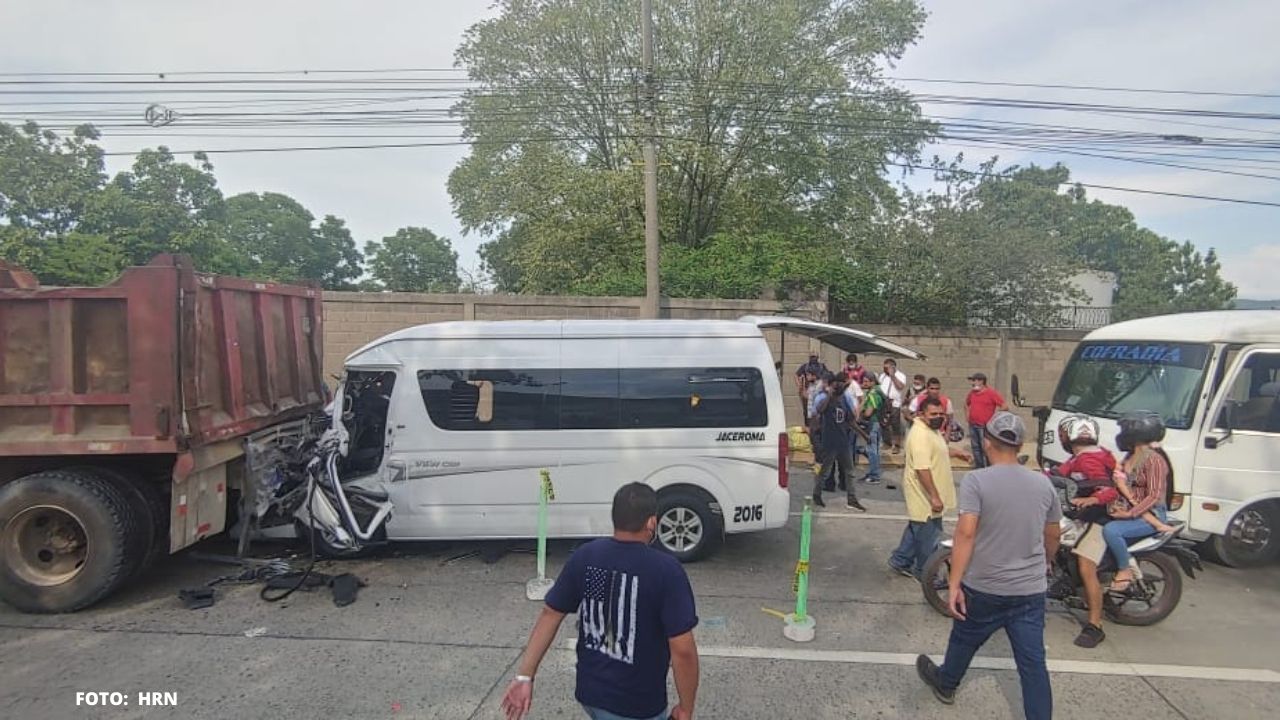 Rapidito impacta en la parte trasera de una volqueta; hay un muerto y varios heridos