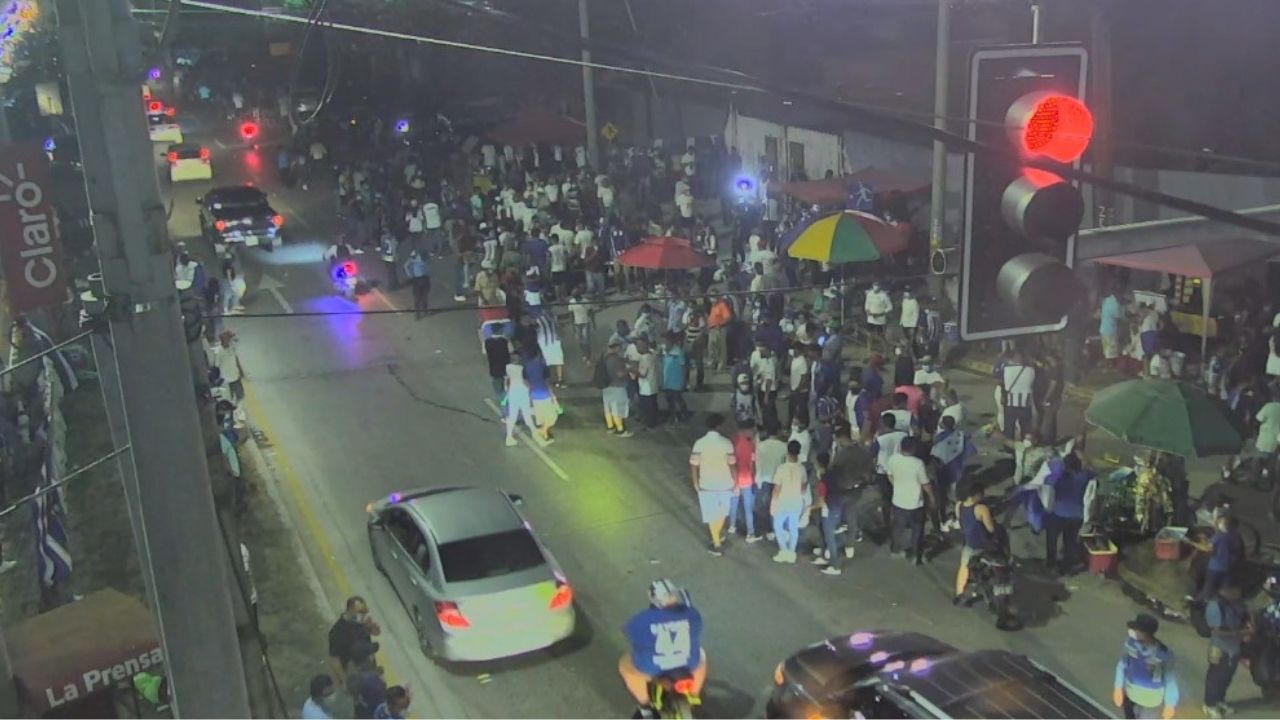 Aficionados hondureños ponen emoción y ambiente en el Estadio Olímpico Metropolitano de SPS