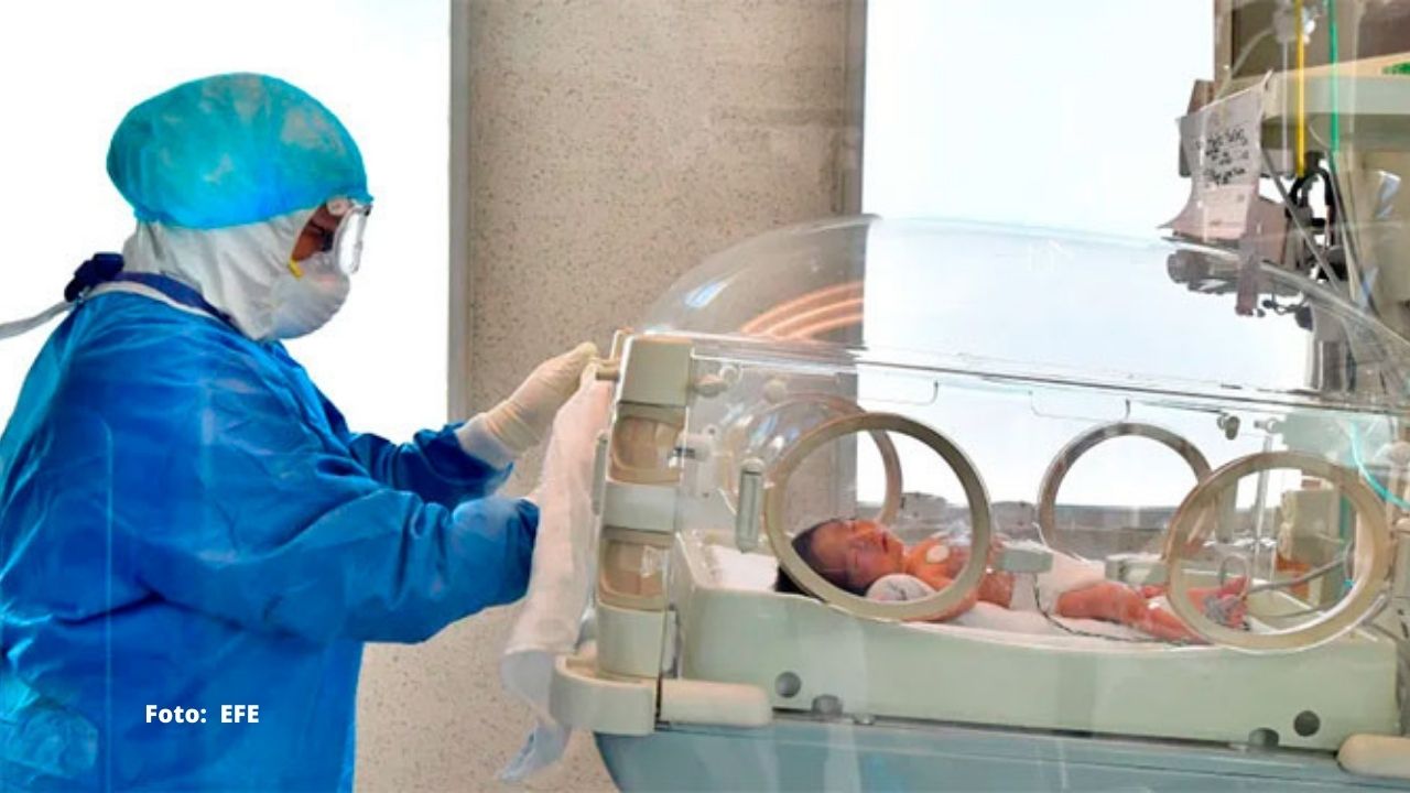 Bebé cae de incubadora y se encuentra grave; médicos hacen creer a los padres que nació con Síndrome de Down