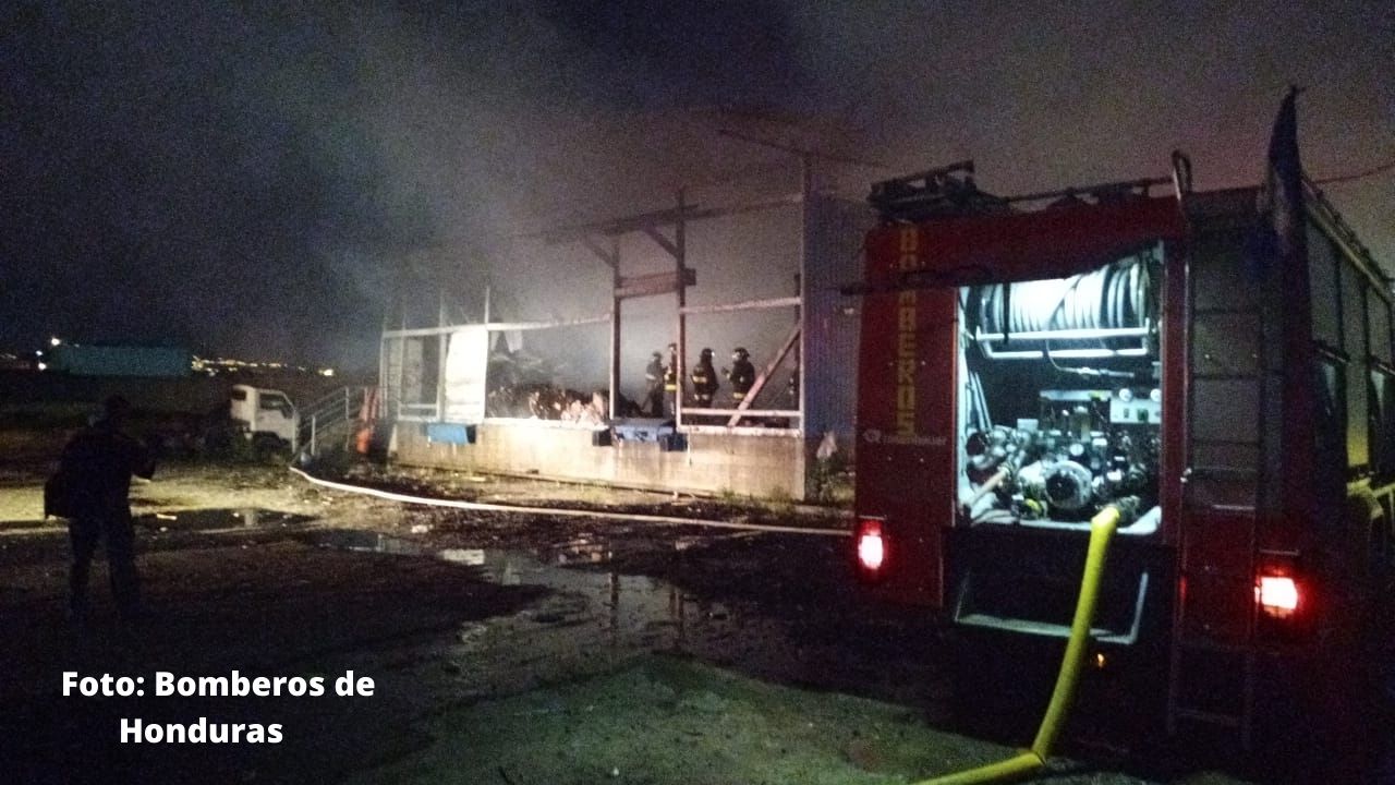 Bodega de almacenamiento de cartón se incendia en la capital