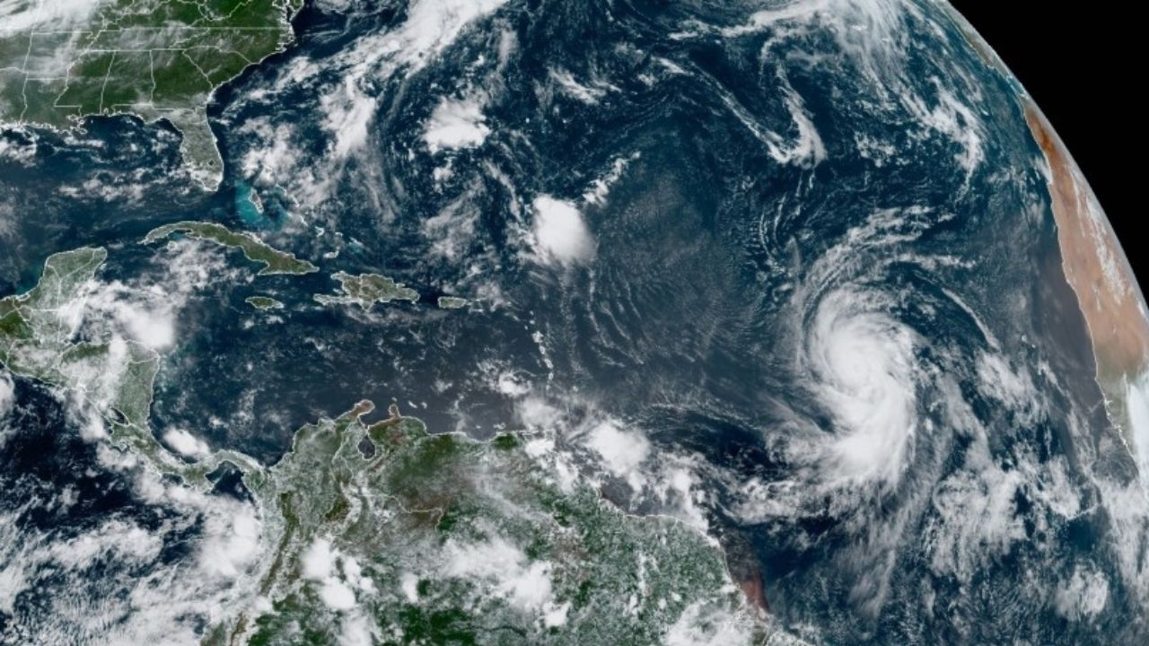 Huracán Larry intensifica su potencia y amenaza costas de Estados Unidos