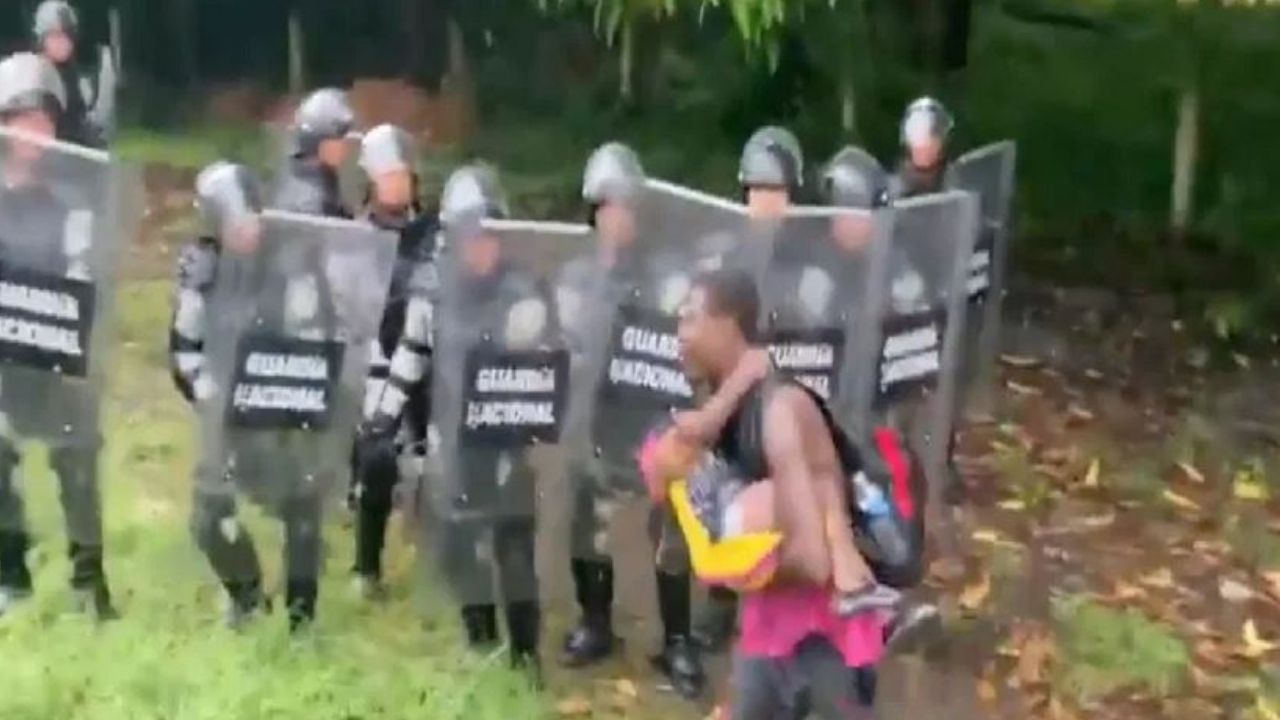 Imagen de 'Mátame con el niño'; migrante reta a policías mexicanos para que lo dejen cruzar
