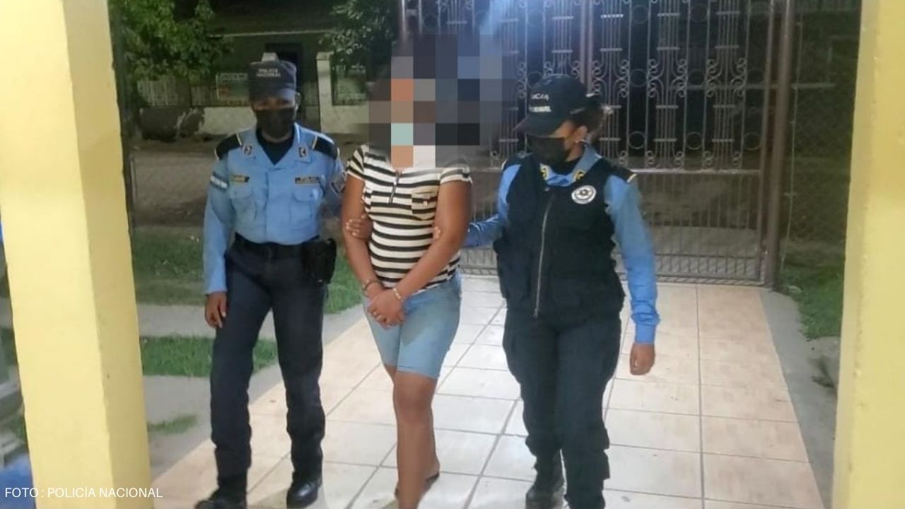 Arrestan a hondureña por supuesta complicidad en homicidio de su propio hijo de un año