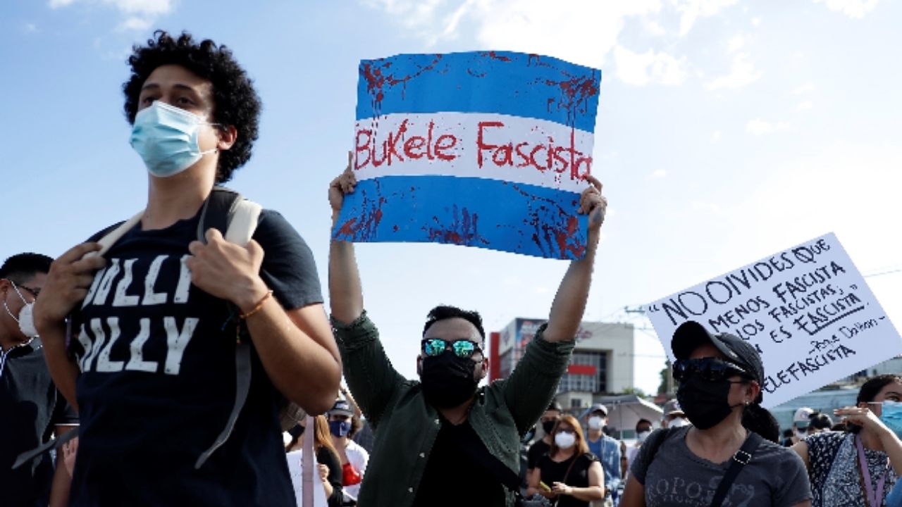 Salvadoreños protestan por fallo que habilita reelección de Bukele