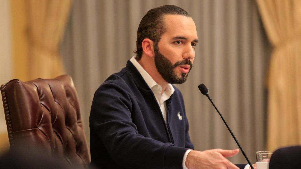 Salvadoreños protestan por fallo que habilita reelección de Bukele