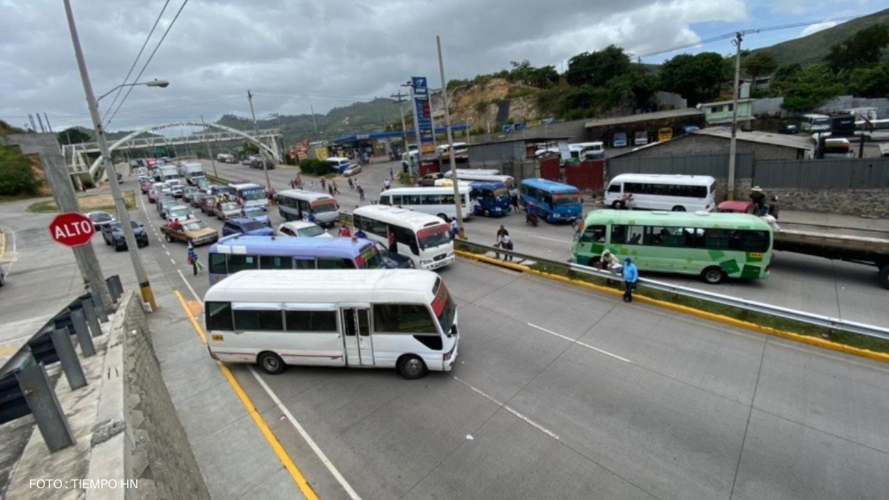A paro de labores transportistas hondureños en principales salidas de Tegucigalpa