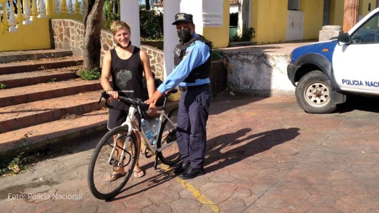 Recuperan bicicleta robaba a alemán que espera pedalear hasta México; sujetos la dejaron abandonada en Choluteca
