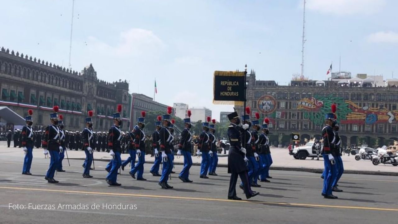 Cadetes de la Academia Militar de Honduras participan en desfile de independencia de México