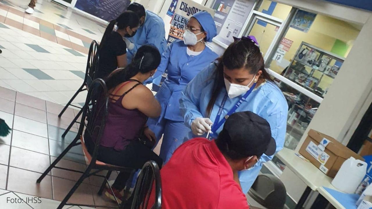 El IHSS autorizó vacunar a beneficiarios mayores de 18 años con la vacuna AstraZeneca