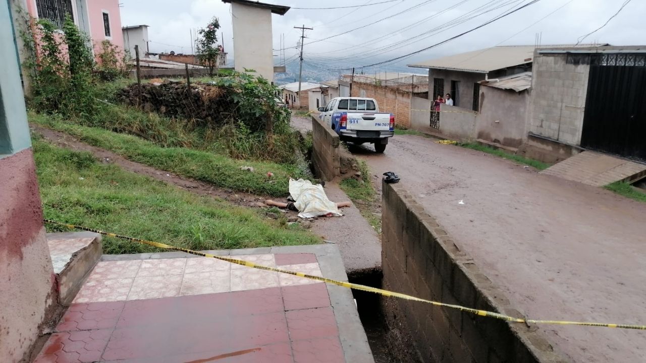 Lluvias dejan un muerto en la capital: hondureño resbaló e impactó su cabeza sobre una acera