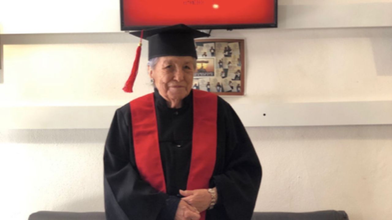 Joven presume que su abuela de 93 años se graduó de carrera universitaria