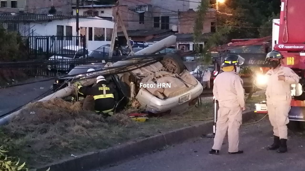Identifican mujer que falleció y quedó atrapada en amasijo de hierro tras brutal accidente vial en Tegucigalpa