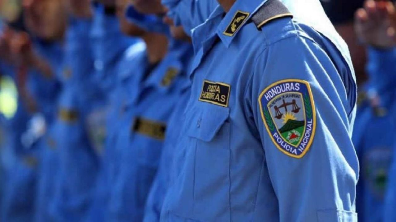 Caen siete policías hondureños en posesión de supuesta droga en la salida a Olancho