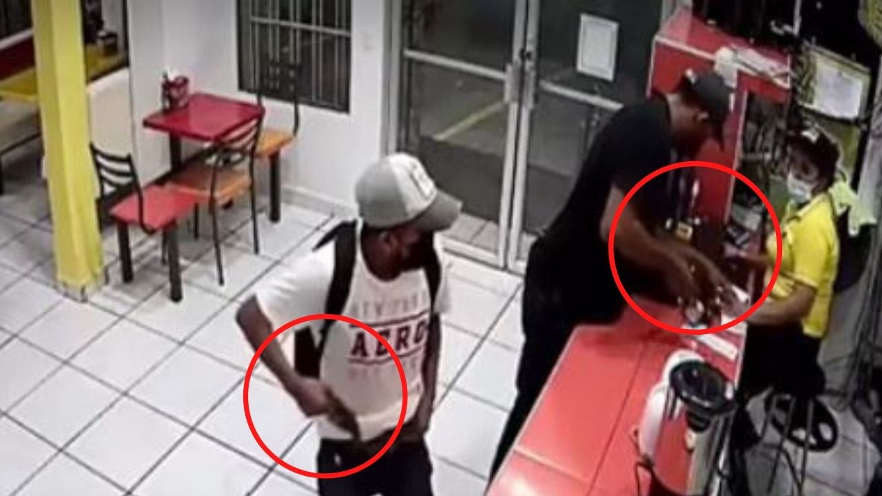 Graban cuando dos delincuentes se hacen pasar por clientes y asaltan un restaurantes en Copán