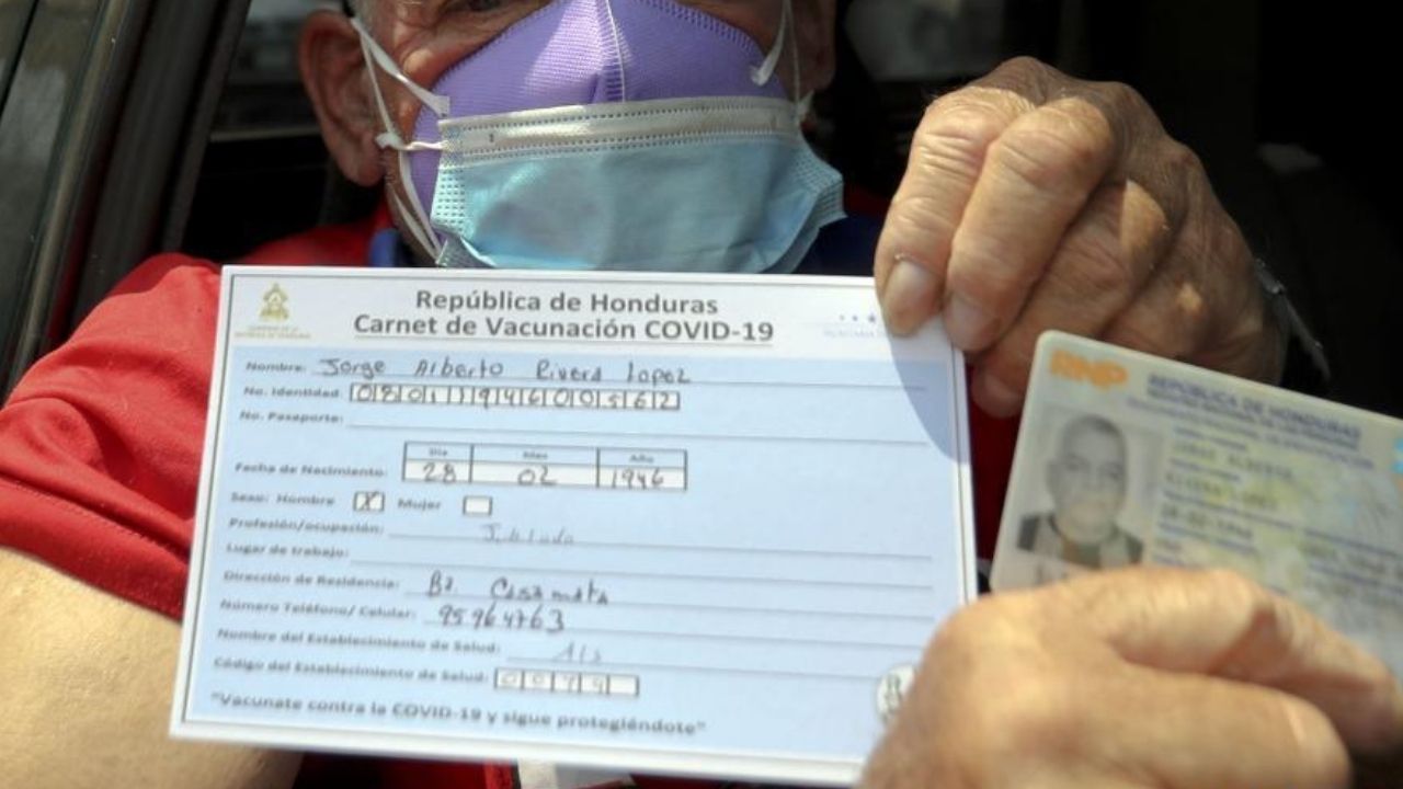 ¿Qué pasará con los hondureños que no porten carnet de vacunación y circulen después de las 10 de la noche?