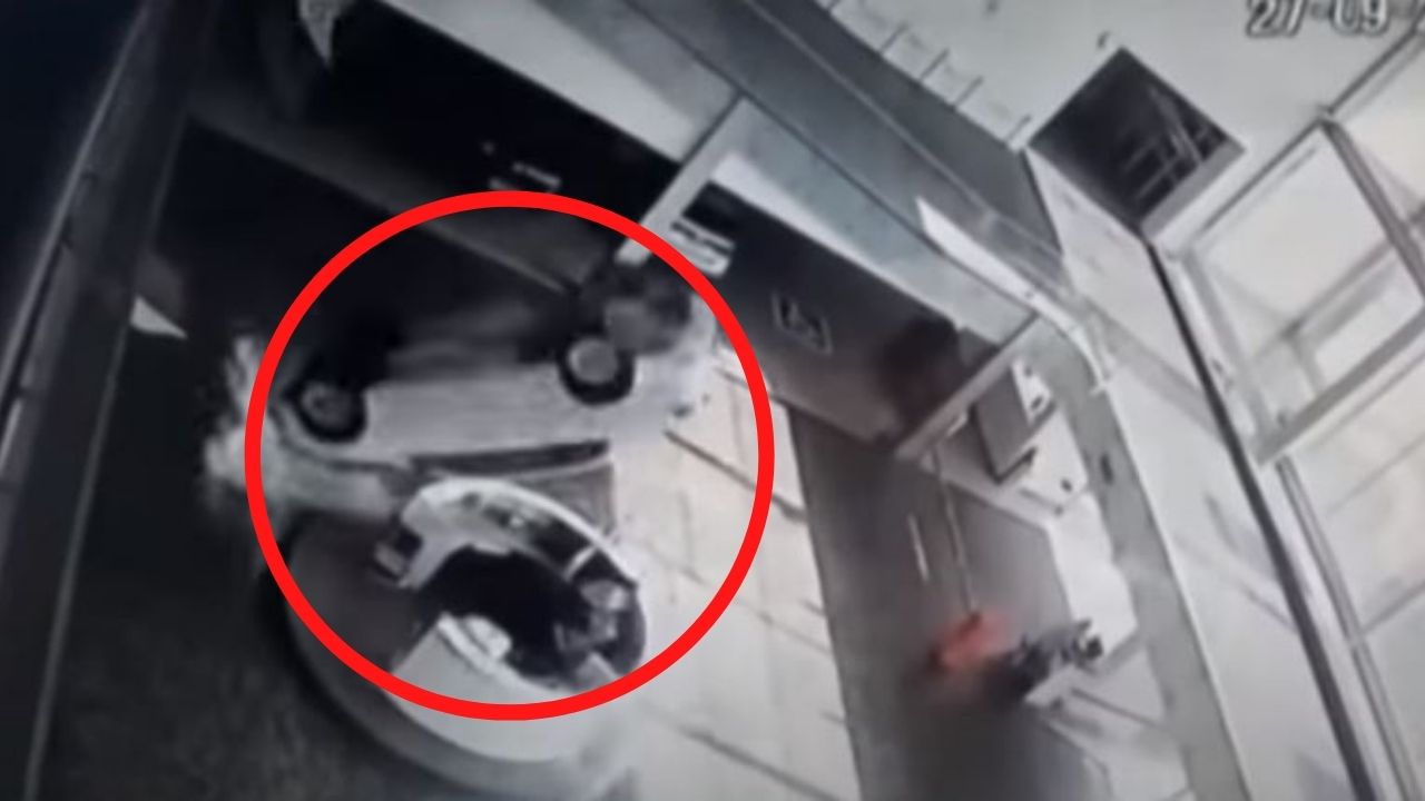 Carro cae desde el segundo piso de una agencia y aplasta a dos mujeres