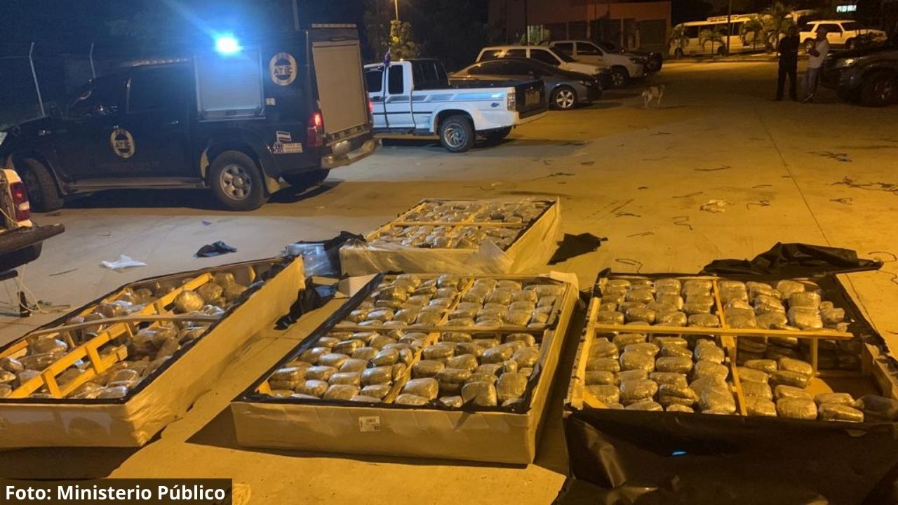 Decomisan supuesta droga en el interior de bases de camas en San Lorenzo, Valle