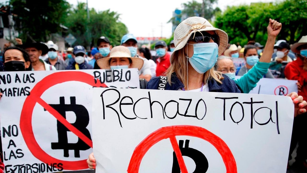 El Congreso salvadoreño prohíbe concentraciones y niega que sea por protestas