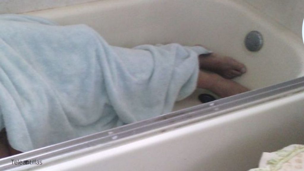 pies de hombre tapado con sabana azul en el interior de bañera