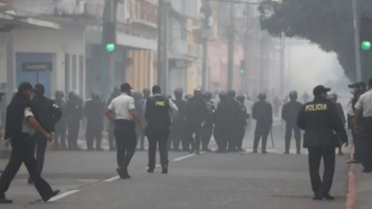 Manifestantes ingresaron al Congreso de Guatemala; lanzaron piedras y quemaron vehículos
