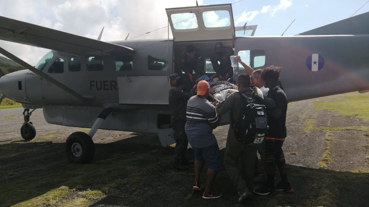 Evacuan unas 600 personas y realizan traslado de heridos por catastrófico incendio en Guanaja