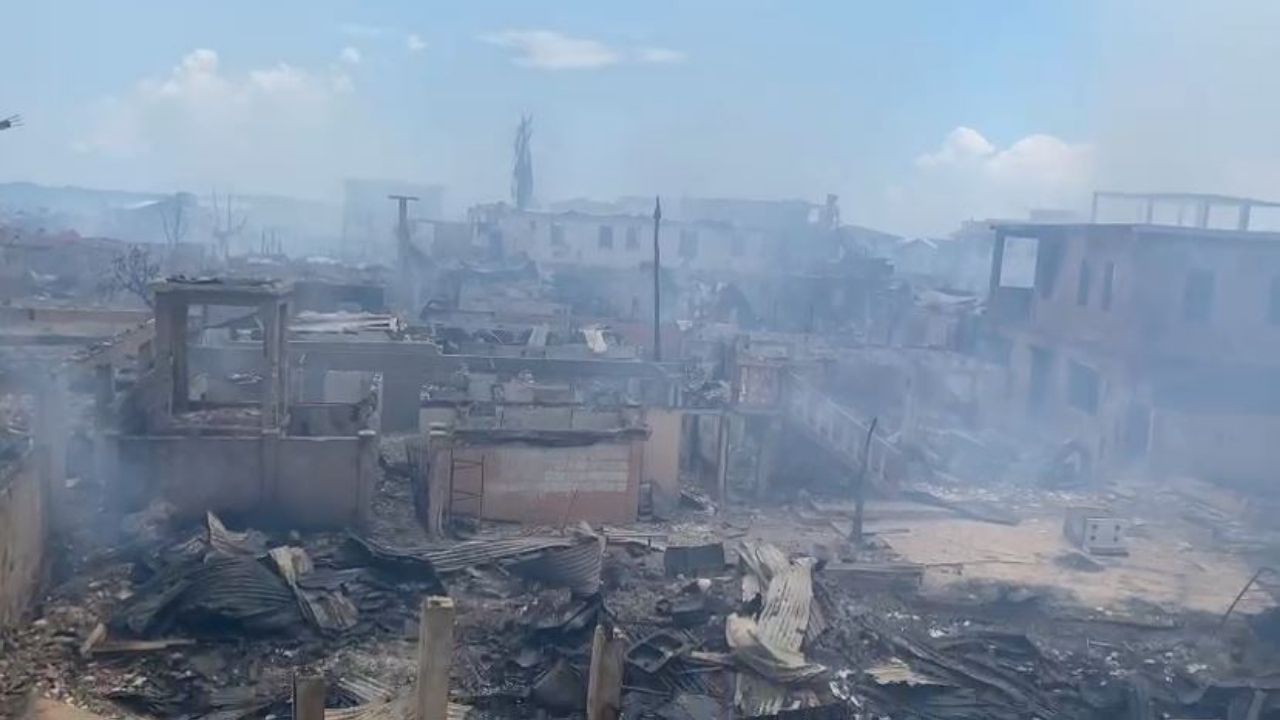 Reducidas a cenizas; así quedaron unas 126 viviendas consumidas por el fuego en la isla de Guanaja