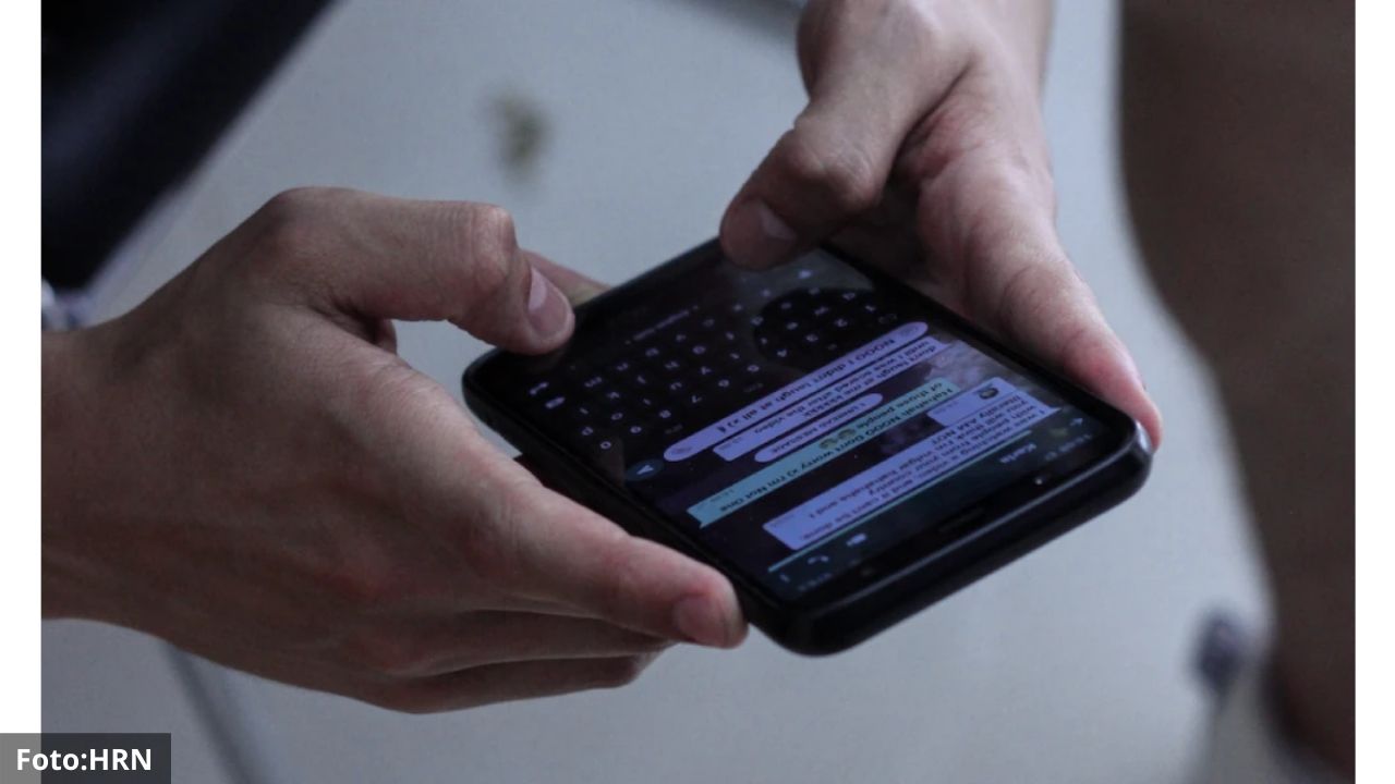 Joven descubrió infidelidad de su novia por un sticker de WhatsApp