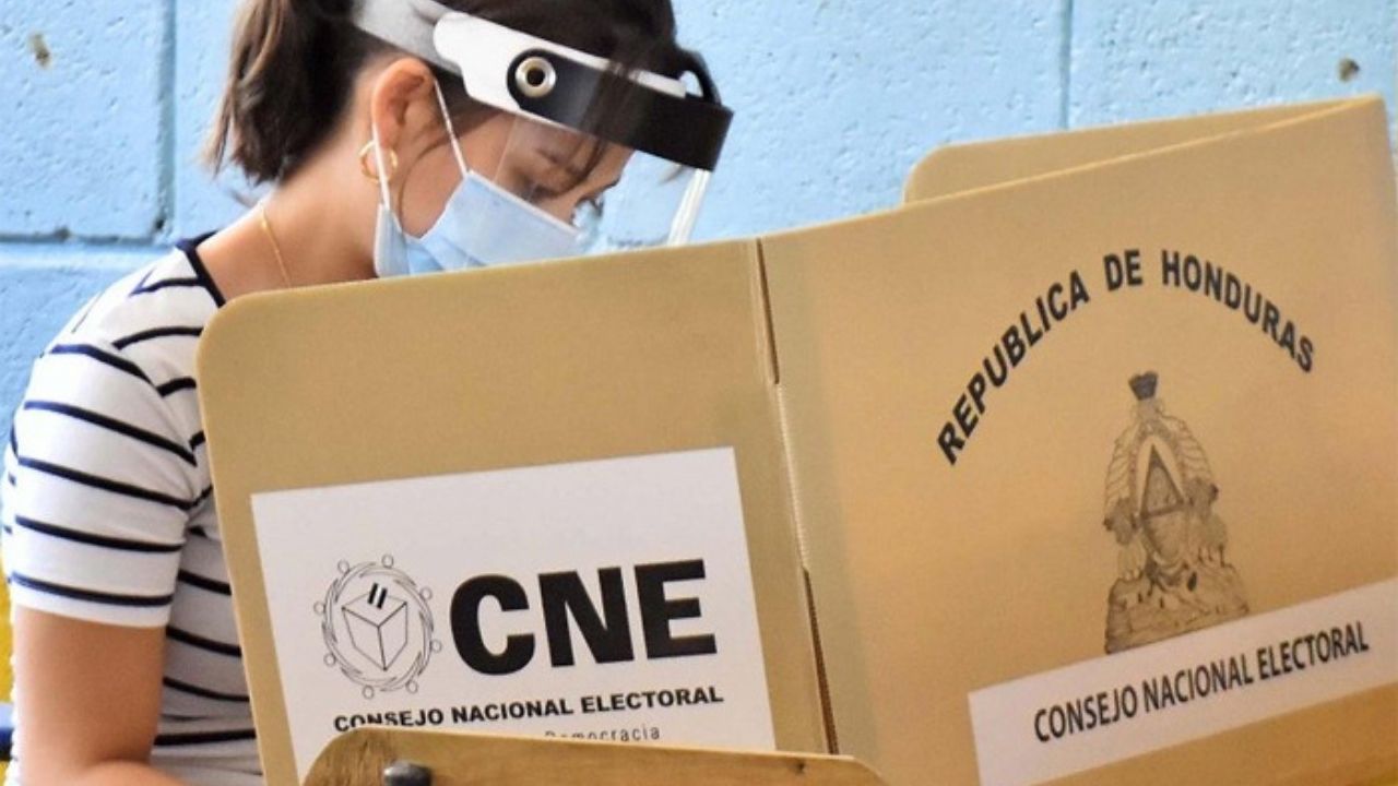 Desencantados de políticos "rancios": Jóvenes llaman a razonar voto, rechazar violencia política y condenar discursos de descrédito