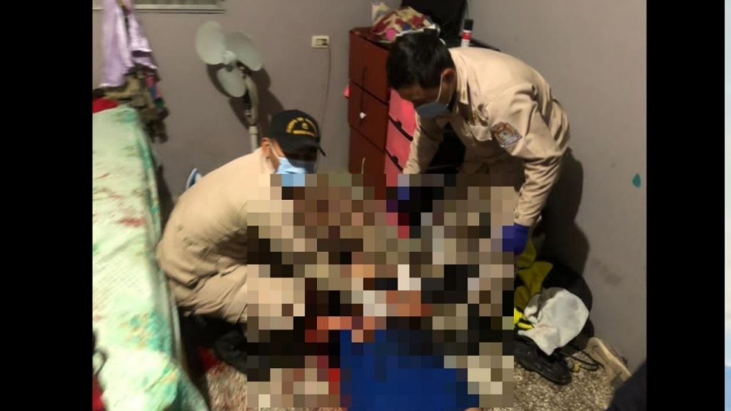 agentes del cuerpo de bomberos ayudan a mujer atacada a apuñaladas por su esposo en honduras