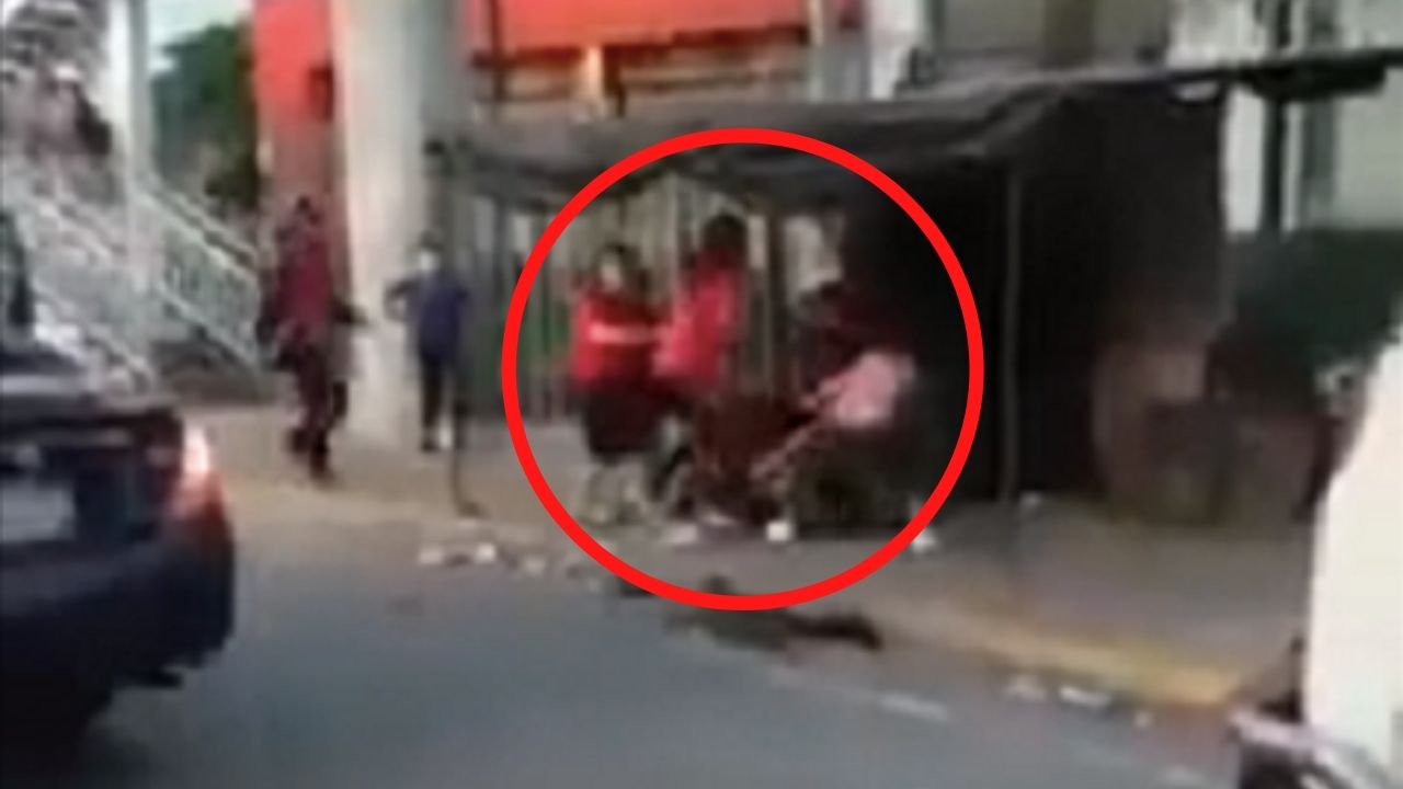 Video: Dos mujeres se agarraron a golpes afuera de un centro comercial