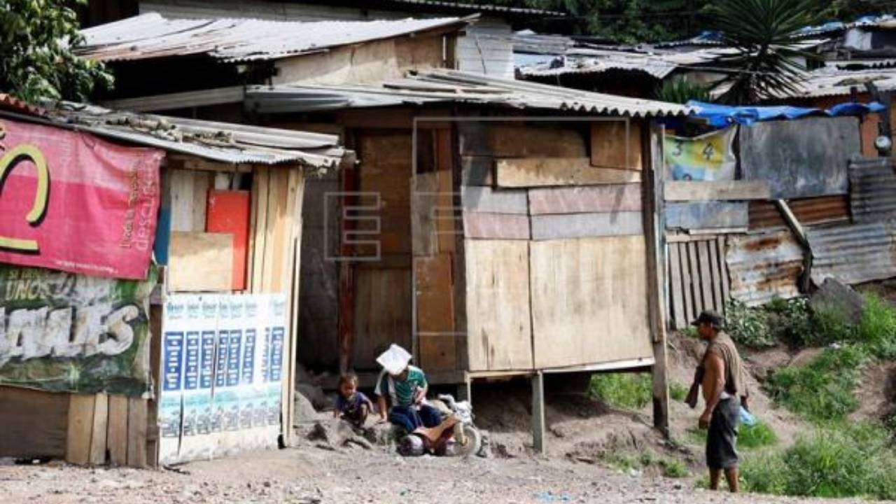 Honduras arrastra 40 años de pobreza, reconoce economista Luis Guifarro