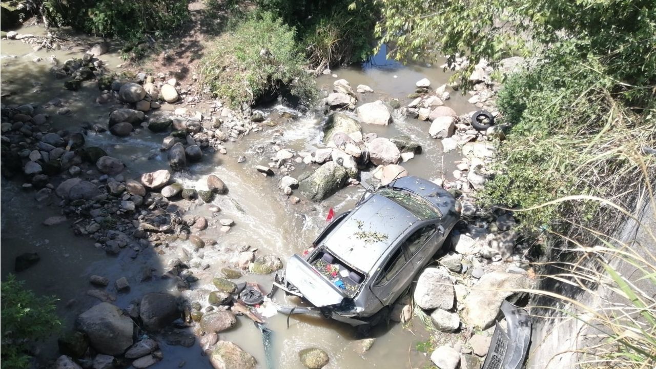 Hondureña que conducía a exceso de velocidad estuvo a punto de morir, mira dónde terminó su vehículo