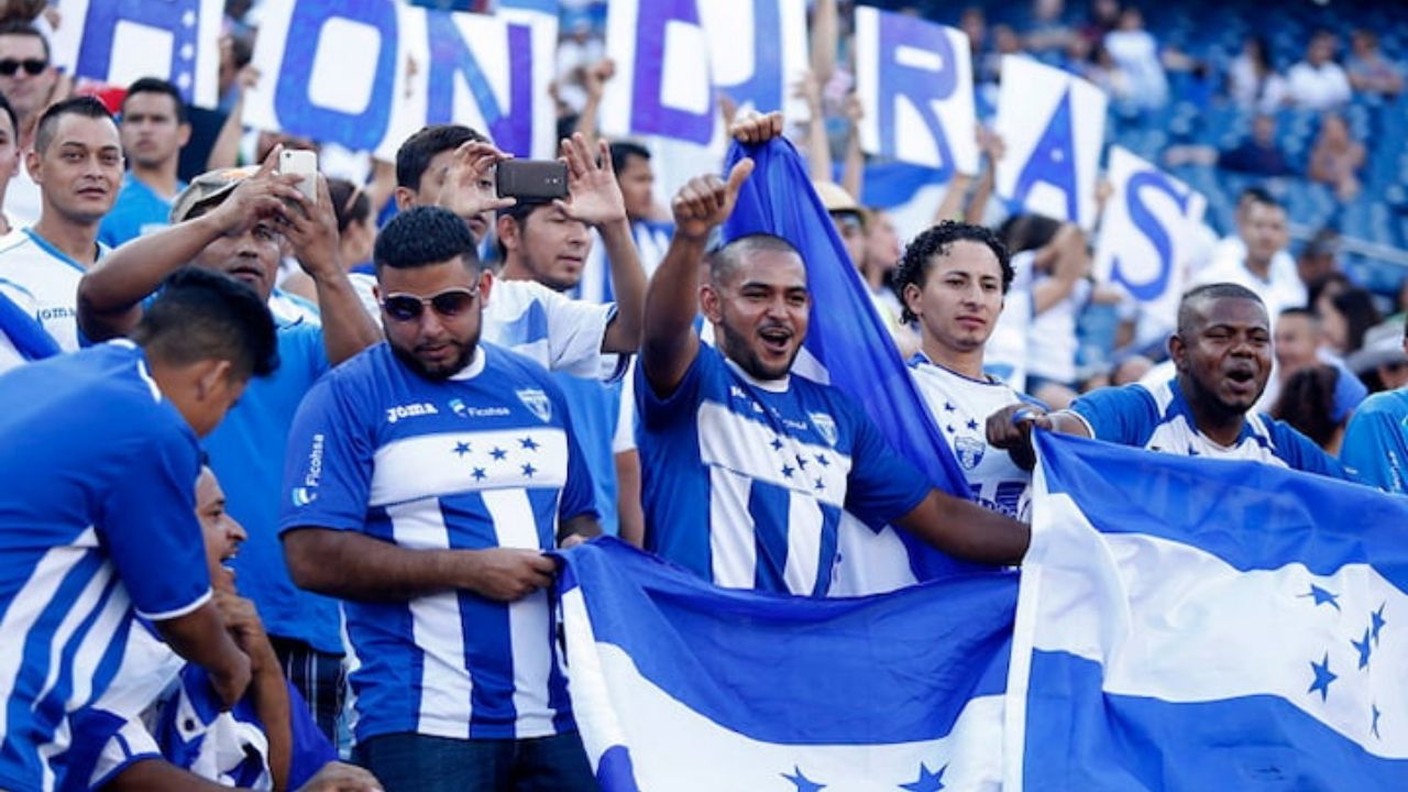 FIFA multa a Honduras con esta cantidad por 'conducta discriminatoria' de aficionados