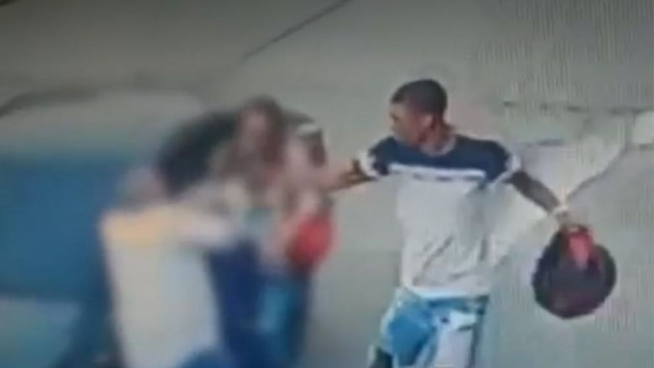 Graban a sicario cuando mató a sangre fría a comerciante y a su hijo; mira dónde llevaba escondida el arma