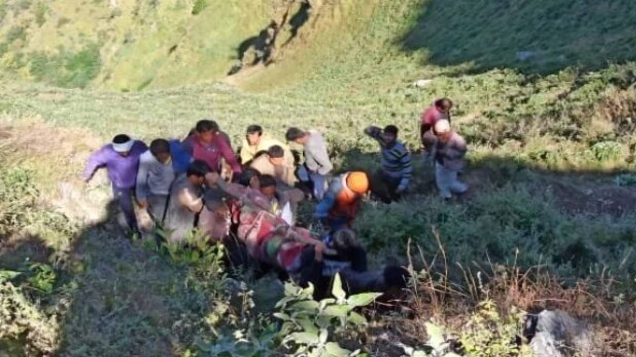 Al menos 13 muertos al caer un minibús por un precipicio en el norte de India