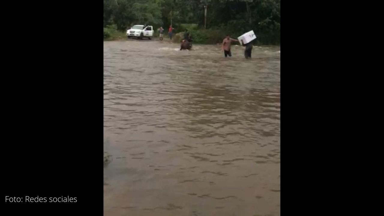 Imagen de Elecciones Honduras 2021: Cruzando ríos y en mulas llevan material electoral a zonas remotas
