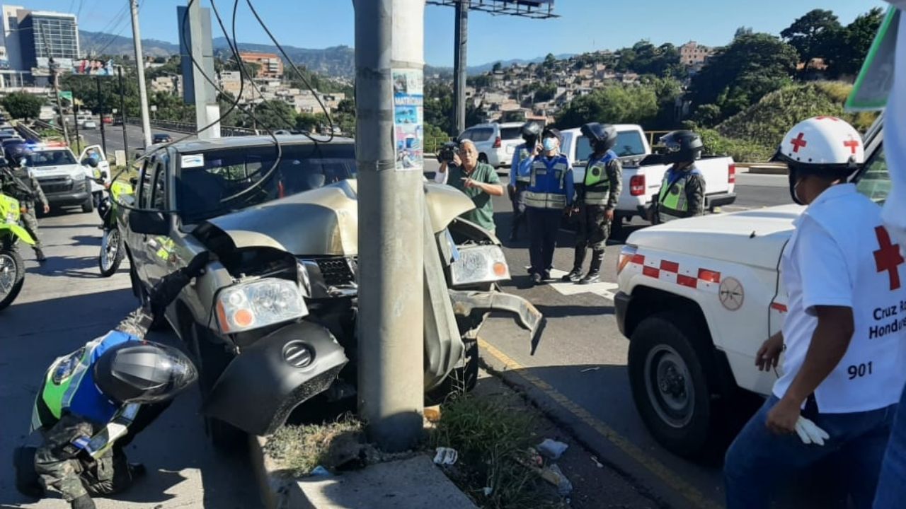 Anciana hondureña se salva de morir tras impactar su vehículo contra un poste en Tegucigalpa